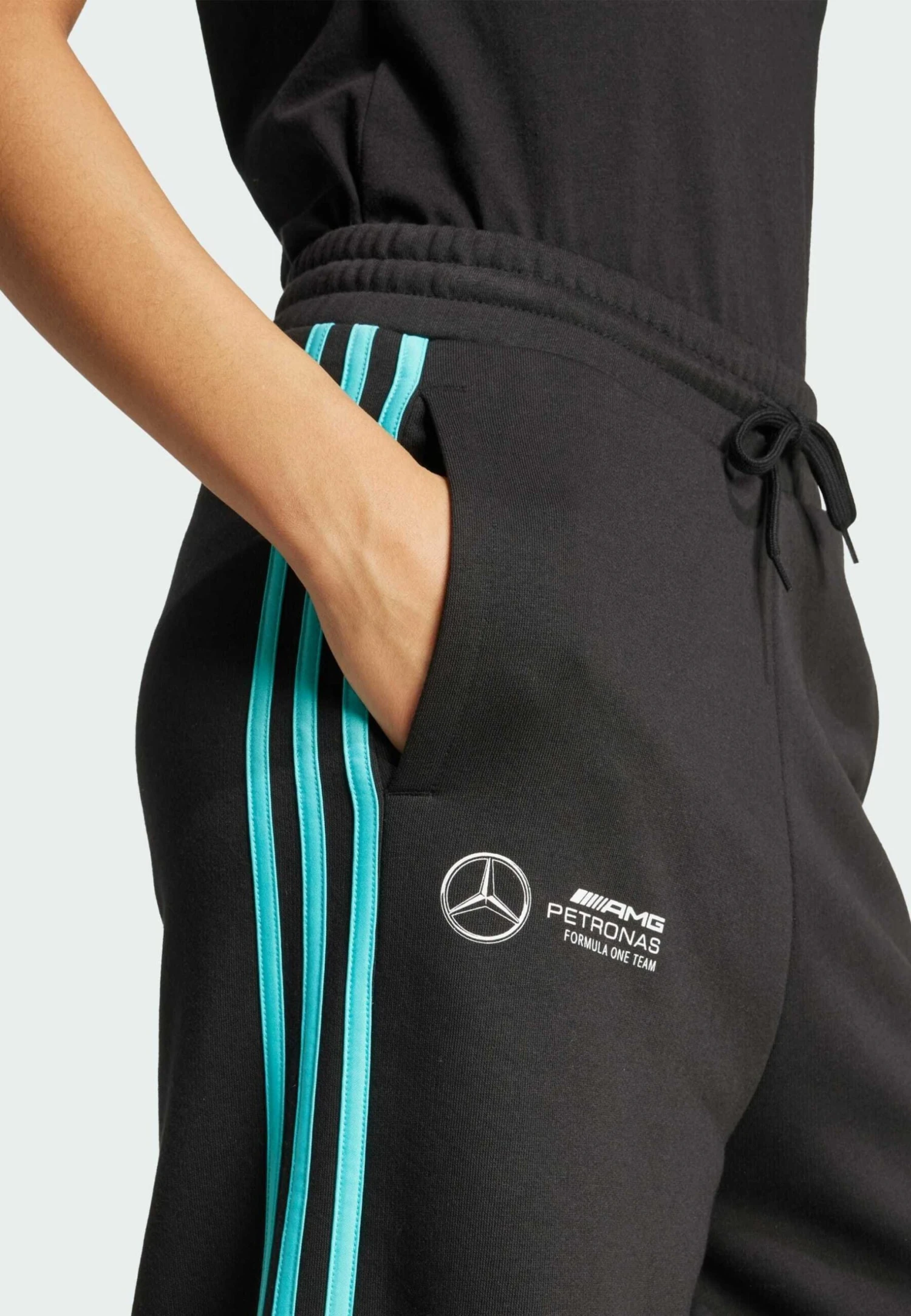 Adidas Originals MERCEDES - AMG PETRONAS FORMULA ONE TEAM DNA PANTS WOMEN - Tracksuit Bottoms - Black White 3 Adidas Originals MERCEDES - AMG PETRONAS FORMULA ONE TEAM DNA PANTS WOMEN - Tracksuit Bottoms - Black White – Bild 3