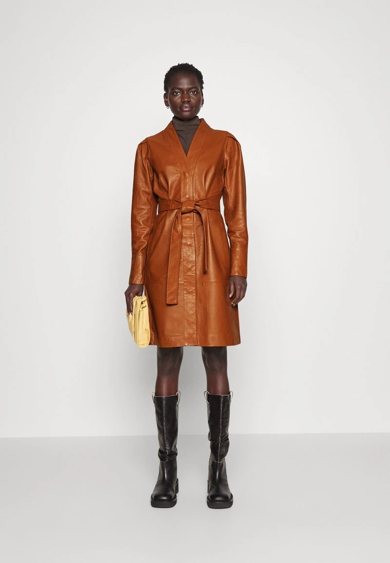 Bruuns Bazaar PETRAH KARMEN DRESS - Cocktailkleid/festliches Kleid - Caramel 2 Bruuns Bazaar PETRAH KARMEN DRESS - Cocktailkleid/festliches Kleid - Caramel – Bild 2