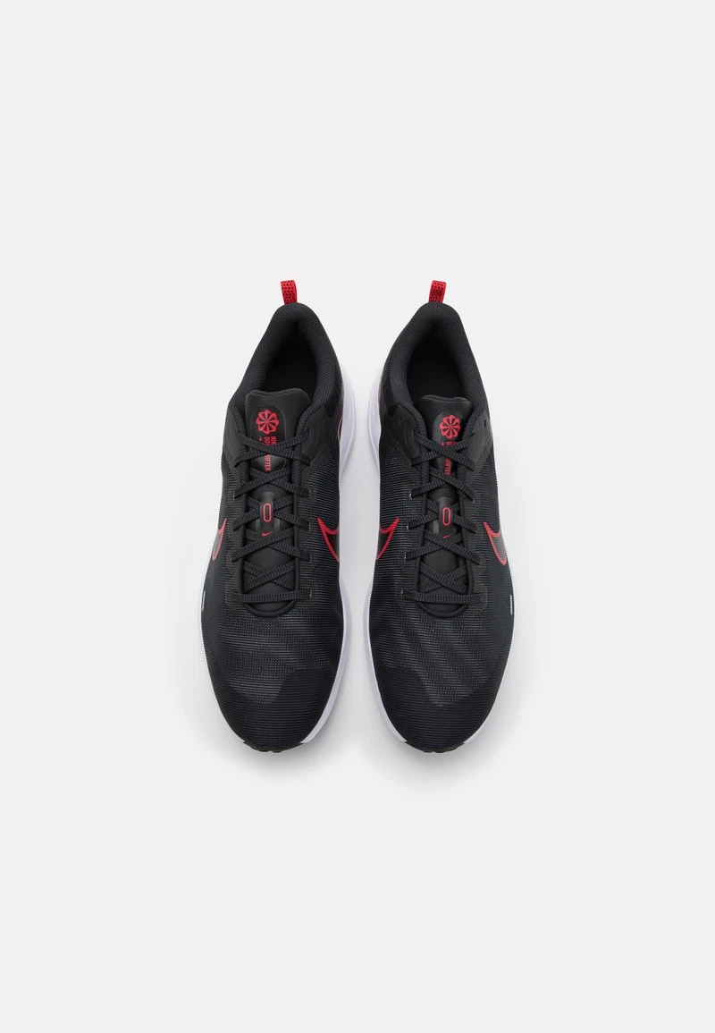 Nike Performance DOWNSHIFTER 12 - Laufschuh Neutral - Black/white/dark Smoke Grey/light Smoke Grey/iron Grey/university Red 4 Nike Performance DOWNSHIFTER 12 - Laufschuh Neutral - Black/white/dark Smoke Grey/light Smoke Grey/iron Grey/university Red – Bild 4