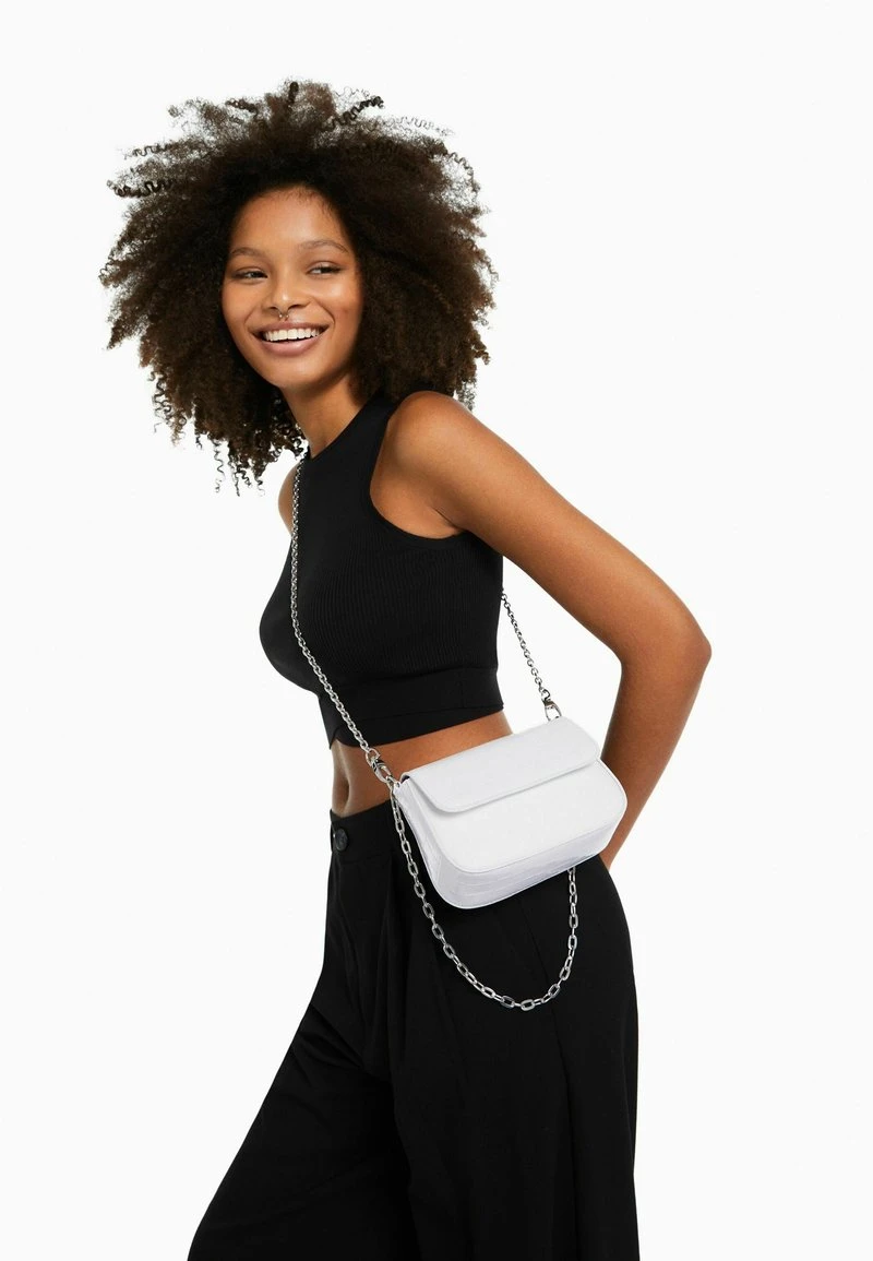 BERSHKA CHAIN - Umhängetasche - Off White 1 BERSHKA CHAIN - Umhängetasche - Off White