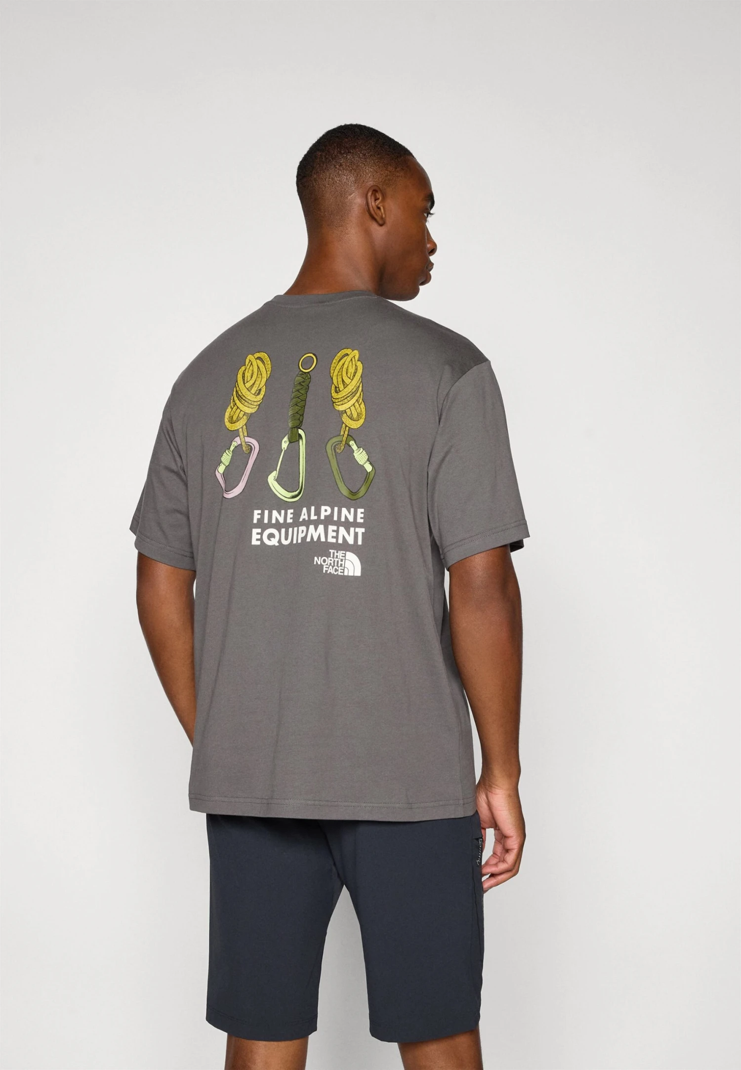 The North Face EXPLORE GEAR RELAXED TEE UNISEX - Print T-shirt - Anthracite Grey 1 The North Face EXPLORE GEAR RELAXED TEE UNISEX - Print T-shirt - Anthracite Grey