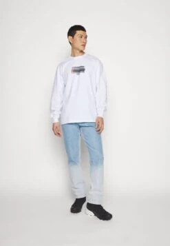 032c LOW LONGSLEEVE - Langarmshirt - White 9 032c LOW LONGSLEEVE - Langarmshirt - White -Friboo Verkauf Geschaft 2f0c564c0d264145a62dd40f07a18dfc