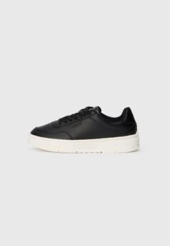 Hugo YARROW - Trainers - Black