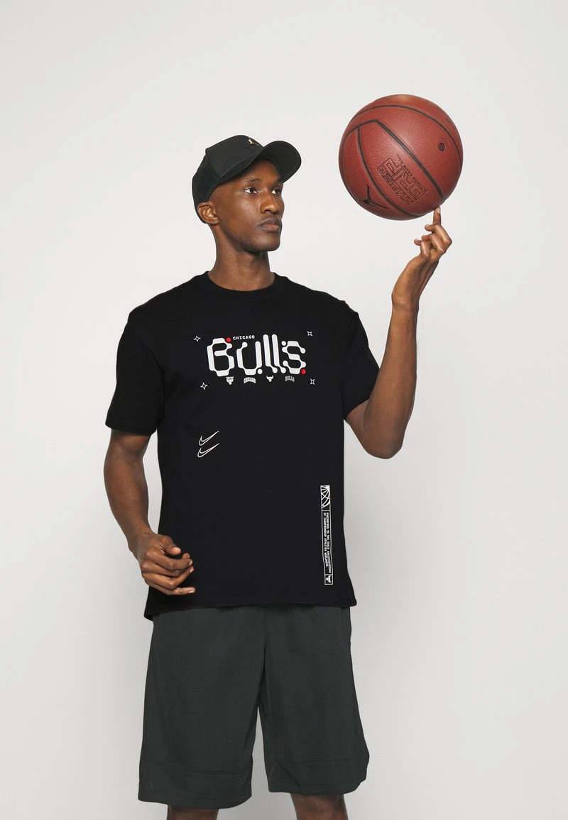 Nike Performance NBA CHICAGO BULLS TEE - T-Shirt Print - Black 4 Nike Performance NBA CHICAGO BULLS TEE - T-Shirt Print - Black – Bild 4