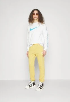Nike Sportswear CLUB PANT - Jogginghose - Wheat Gold/white -Friboo Verkauf Geschaft 342d814b02b246baa63f67d9a6a8e9d5