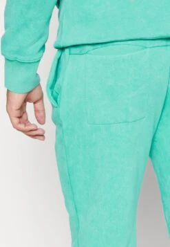 TAPERED PANTS - Jogginghose - Winter Green -Friboo Verkauf Geschaft 3a82551ca1244eef9d301fdf40ce9d1a