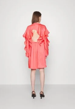 EDITION DASH DRAPY SOLID - Freizeitkleid - Sunkist Coral 8 EDITION DASH DRAPY SOLID - Freizeitkleid - Sunkist Coral -Friboo Verkauf Geschaft 3fa13c848e0b4830b0a6ffcdce6085e2