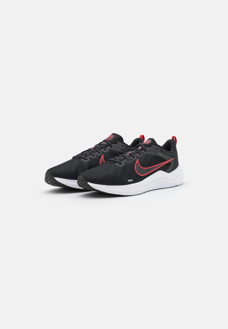 Nike Performance DOWNSHIFTER 12 - Laufschuh Neutral - Black/white/dark Smoke Grey/light Smoke Grey/iron Grey/university Red 2 Nike Performance DOWNSHIFTER 12 - Laufschuh Neutral - Black/white/dark Smoke Grey/light Smoke Grey/iron Grey/university Red – Bild 2