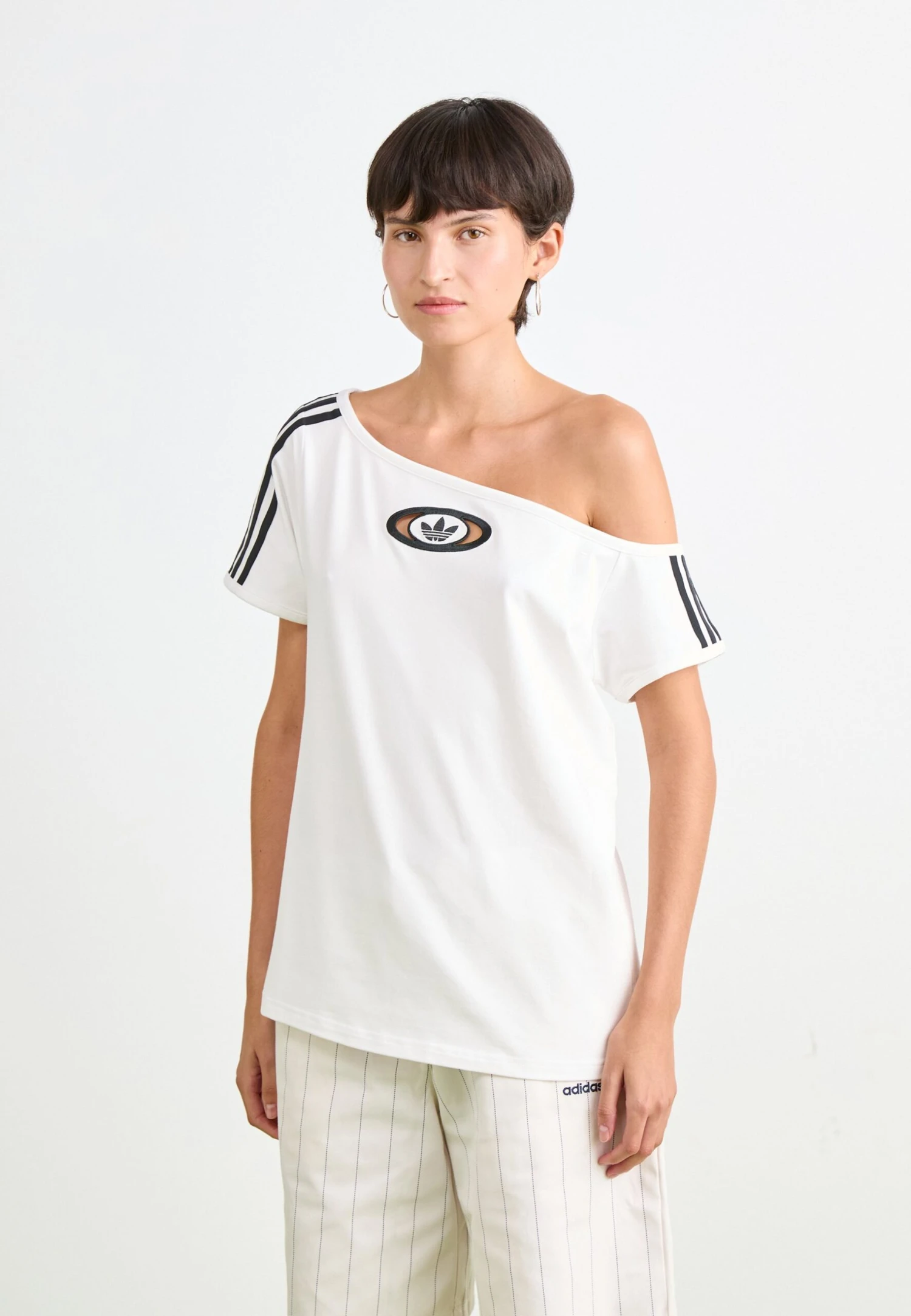 Adidas Originals OFFSHOULDER TEE - Print T-shirt - White 1 Adidas Originals OFFSHOULDER TEE - Print T-shirt - White