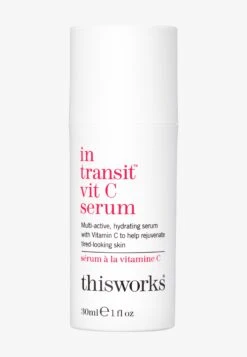 This Works IN TRANSIT VIT C SERUM - Serum -Friboo Verkauf Geschaft 4e60dd5cd0ac4bee8d3e3ffe2067ad9c