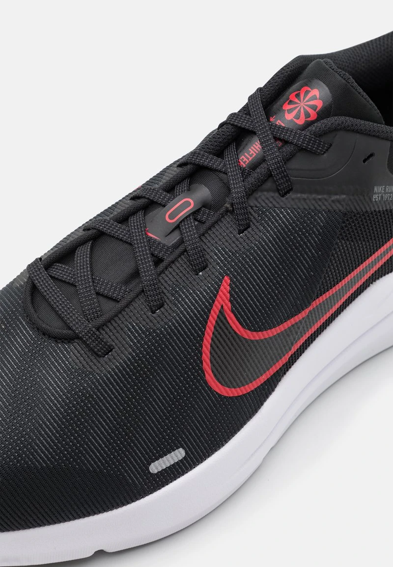 Nike Performance DOWNSHIFTER 12 - Laufschuh Neutral - Black/white/dark Smoke Grey/light Smoke Grey/iron Grey/university Red 6 Nike Performance DOWNSHIFTER 12 - Laufschuh Neutral - Black/white/dark Smoke Grey/light Smoke Grey/iron Grey/university Red – Bild 6