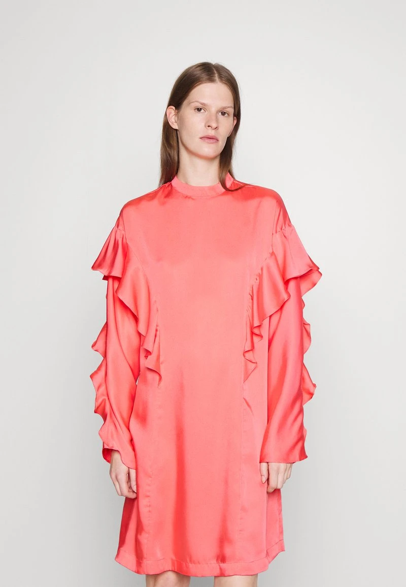 EDITION DASH DRAPY SOLID - Freizeitkleid - Sunkist Coral 1 EDITION DASH DRAPY SOLID - Freizeitkleid - Sunkist Coral