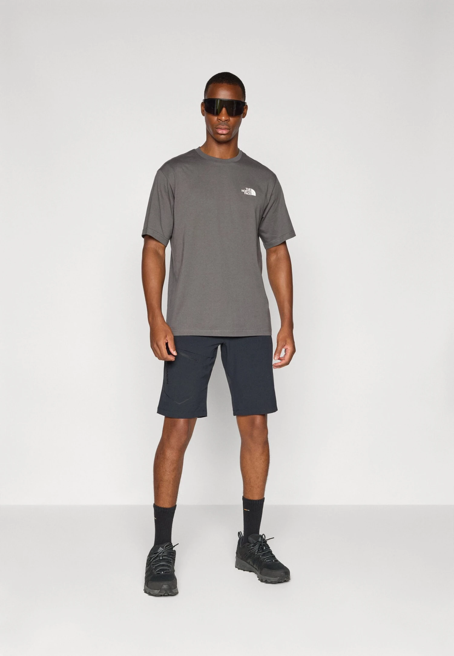 The North Face EXPLORE GEAR RELAXED TEE UNISEX - Print T-shirt - Anthracite Grey 2 The North Face EXPLORE GEAR RELAXED TEE UNISEX - Print T-shirt - Anthracite Grey – Bild 2
