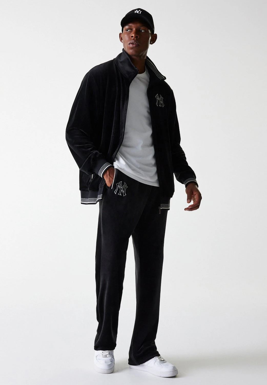 NEW ERA NEW YORK YANKEES TRACK PANT UNISEX - Tracksuit Bottoms - Black 1 NEW ERA NEW YORK YANKEES TRACK PANT UNISEX - Tracksuit Bottoms - Black