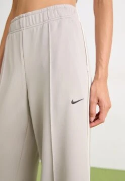 Nike Sportswear WIDE LEG TRACK - Tracksuit Bottoms - College Grey/white/black -Friboo Verkauf Geschaft 6a37eaefdc10440498f43e9e6c3ca698