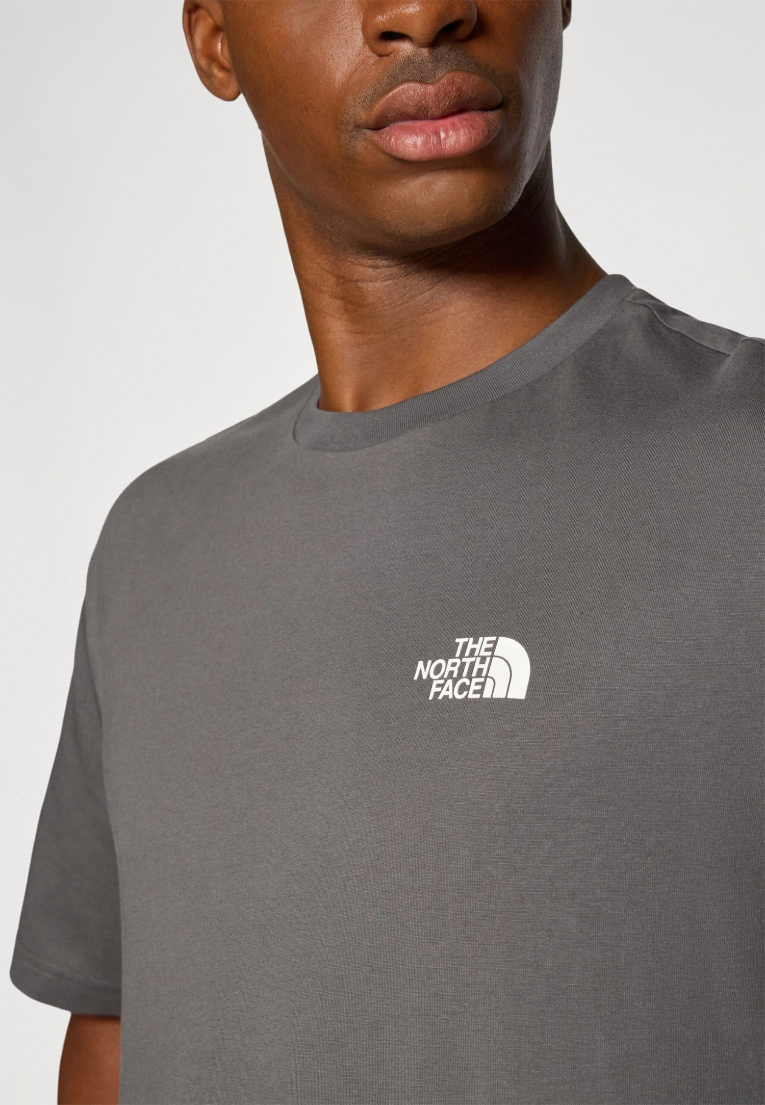 The North Face EXPLORE GEAR RELAXED TEE UNISEX - Print T-shirt - Anthracite Grey 6 The North Face EXPLORE GEAR RELAXED TEE UNISEX - Print T-shirt - Anthracite Grey – Bild 6