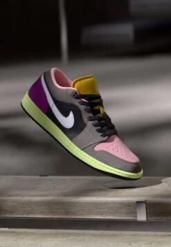 AIR JORDAN 1 SE - Trainers - Oil Grey/white/cave Stone/arctic Punch Viotech/dark Sulfur