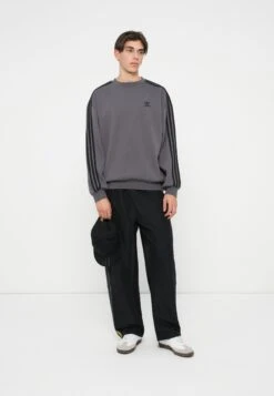 Adidas Originals OVERSIZE CREW - Sweatshirt - Grey/black -Friboo Verkauf Geschaft 737b71a8e01543a2a54fb88c4de35922