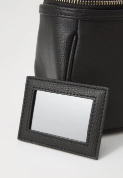 Guess BEAUTY - Wash Bag - Black 8 Guess BEAUTY - Wash Bag - Black -Friboo Verkauf Geschaft 74133d8566e546cfb36eec4dcce19be3