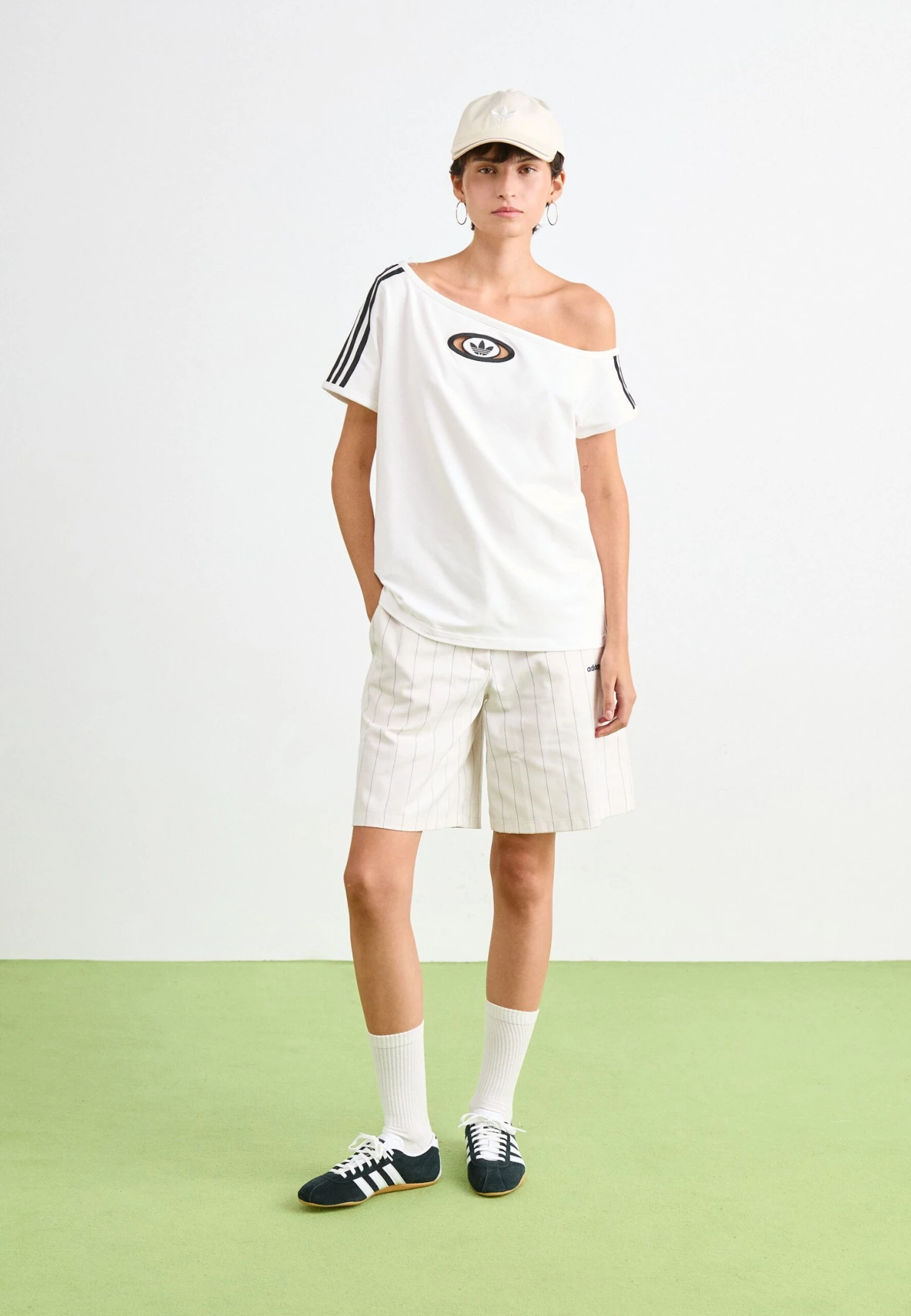 Adidas Originals OFFSHOULDER TEE - Print T-shirt - White 2 Adidas Originals OFFSHOULDER TEE - Print T-shirt - White – Bild 2
