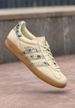 Adidas Originals GAZELLE INDOOR X LIBERTY LONDON - Trainers - Cream White/gold Metallic/tactile Blue