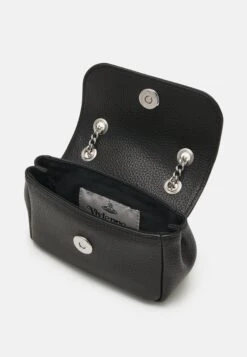 Vivienne Westwood SMALL PURSE CHAIN - Cross Body Bag - Black 10 Vivienne Westwood SMALL PURSE CHAIN - Cross Body Bag - Black -Friboo Verkauf Geschaft a18767af1d374591820da728bfdc0ee4