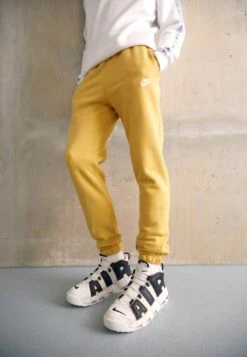 Nike Sportswear CLUB PANT - Jogginghose - Wheat Gold/white