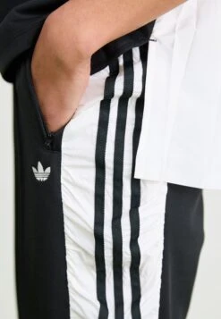 Adidas Originals R3CD TRACK PANTS - Tracksuit Bottoms - Black -Friboo Verkauf Geschaft b26ec17554ec4b54bd3152d9ab80f363