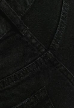 BERSHKA RIPPED WITH POCKETS - Jeans Shorts - Black -Friboo Verkauf Geschaft ba3d6ae45d43458d89fccff2c29884b3