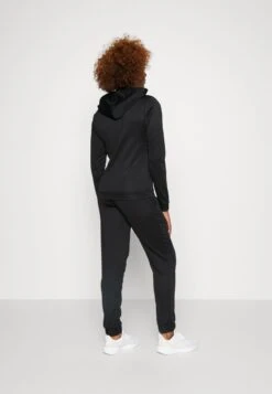 Adidas Sportswear LINEAR - Trainingsanzug - Black -Friboo Verkauf Geschaft cdb349f207ce48f09d0f5d044c60c73c