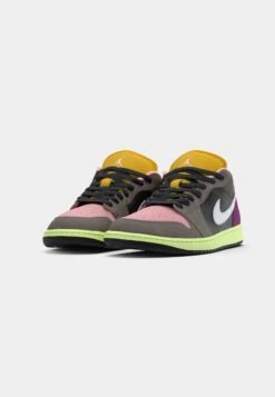 AIR JORDAN 1 SE - Trainers - Oil Grey/white/cave Stone/arctic Punch Viotech/dark Sulfur 10 AIR JORDAN 1 SE - Trainers - Oil Grey/white/cave Stone/arctic Punch Viotech/dark Sulfur -Friboo Verkauf Geschaft de0162fac3604e64ad7041a60e2dc748