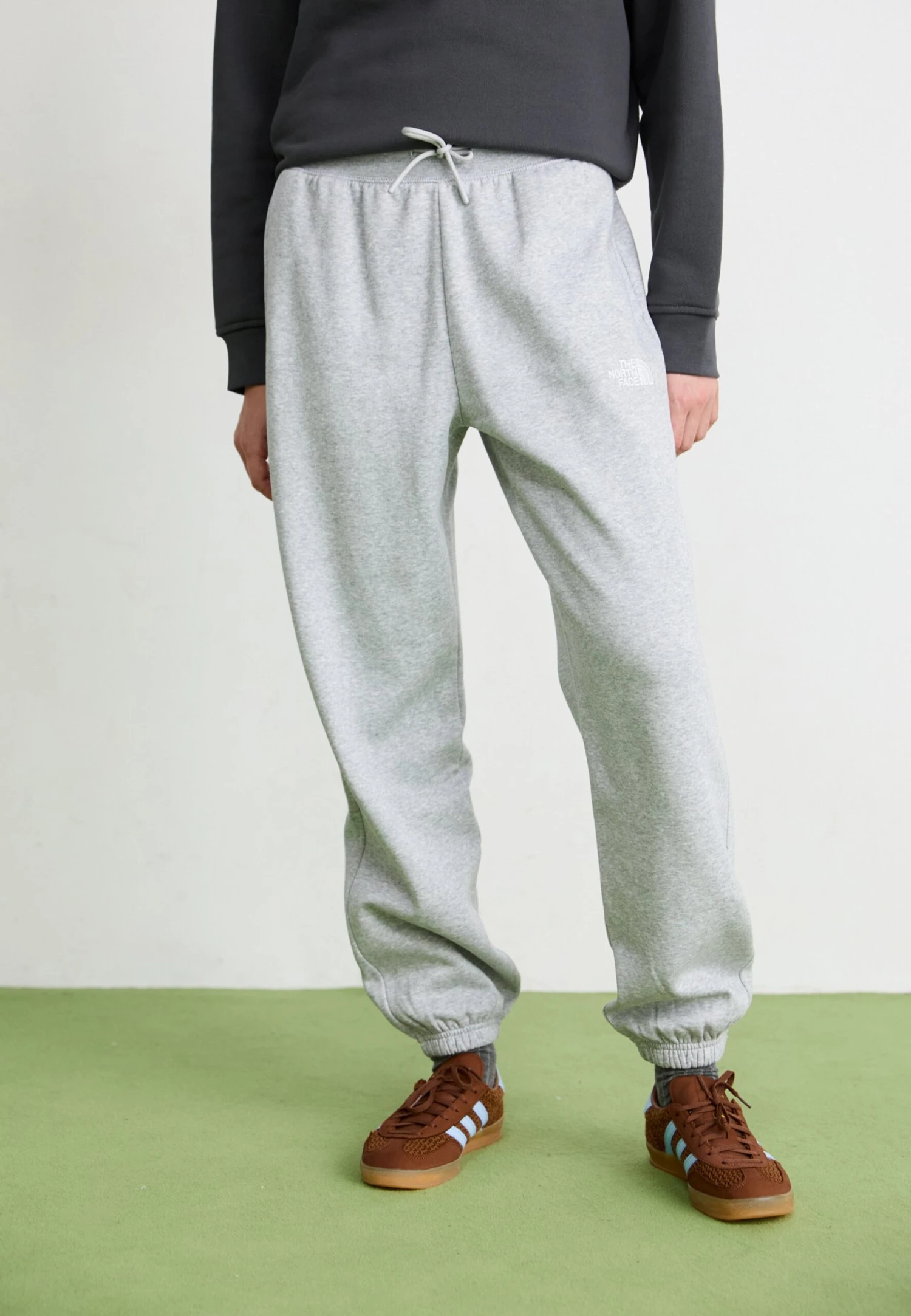 The North Face ESSENTIAL JOGGER - Tracksuit Bottoms - Light Grey Heather 1 The North Face ESSENTIAL JOGGER - Tracksuit Bottoms - Light Grey Heather