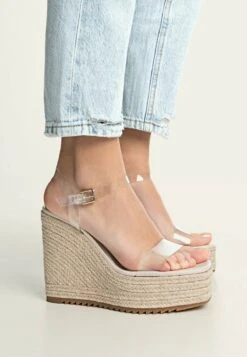 Stradivarius WITH ANKLE STRAPS - Keilsandalette - Nude -Friboo Verkauf Geschaft e457731ba6454f4ca8b8fd325daaf9f1 1
