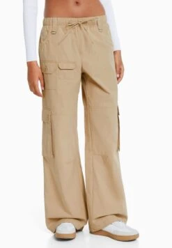 Neue Produkte 19 BERSHKA MULTIPOCKET WIDE LEG - Cargohose - Camel