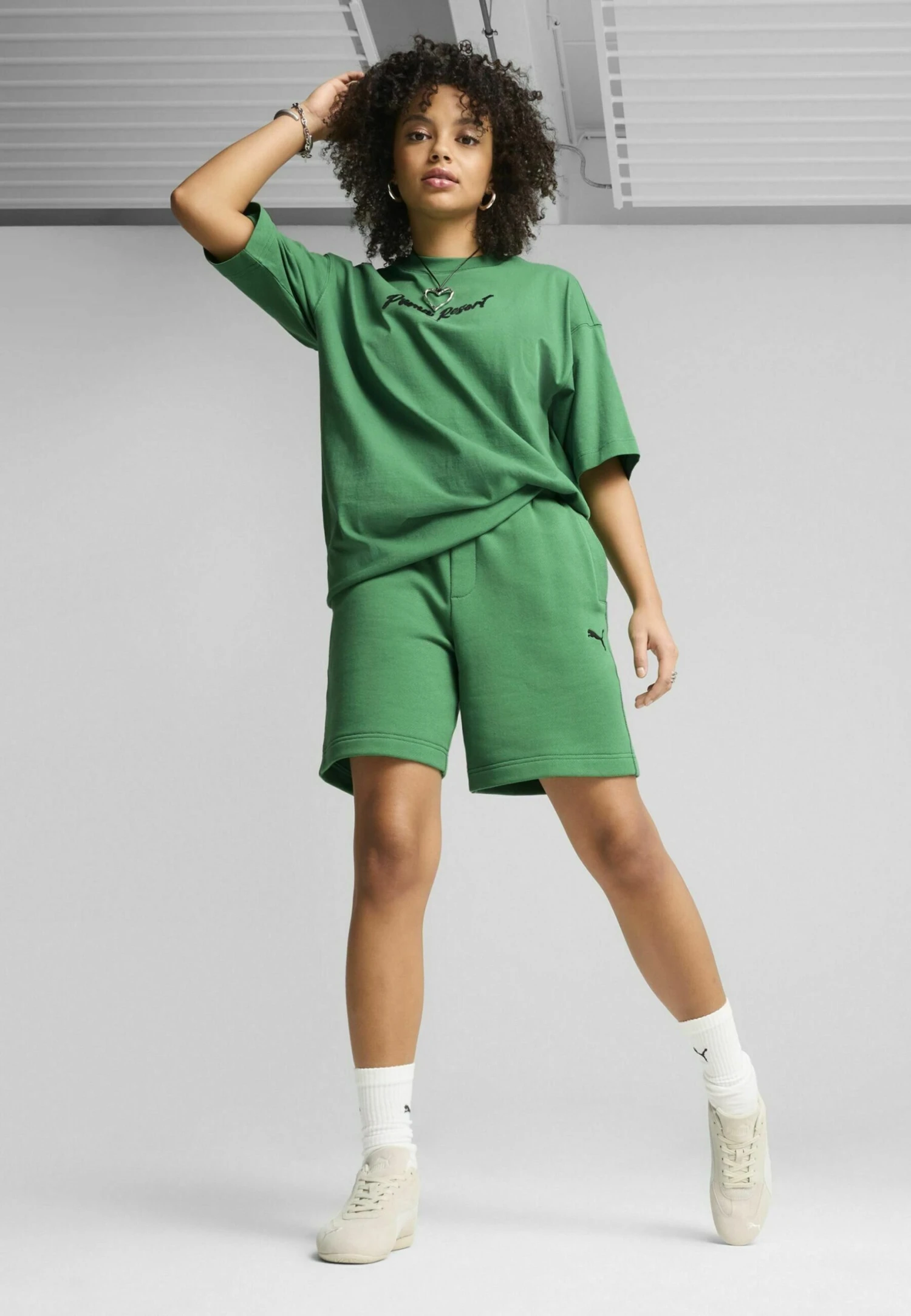 Puma PREMIUM ESS GRAPHIC - Tracksuit Bottoms - Archive Green 4 Puma PREMIUM ESS GRAPHIC - Tracksuit Bottoms - Archive Green – Bild 4