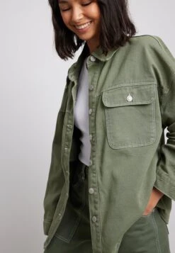 NA-KD OVERSIZED MIT DETAILLIERTER TASCHE - Hemdbluse - Green -Friboo Verkauf Geschaft ef3b58e00ea54015b67ec8626b4d350c