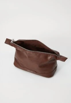 Pier One UNISEX - Wash Bag - Brown 7 Pier One UNISEX - Wash Bag - Brown -Friboo Verkauf Geschaft f0f504d655454a6fb14f6537e8c3036c