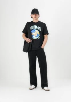 Adidas Originals RETRO HOLIDAY UNISEX - Print T-shirt - Black 8 Adidas Originals RETRO HOLIDAY UNISEX - Print T-shirt - Black -Friboo Verkauf Geschaft f2c23128c16e4bb391a5388605bdab7e