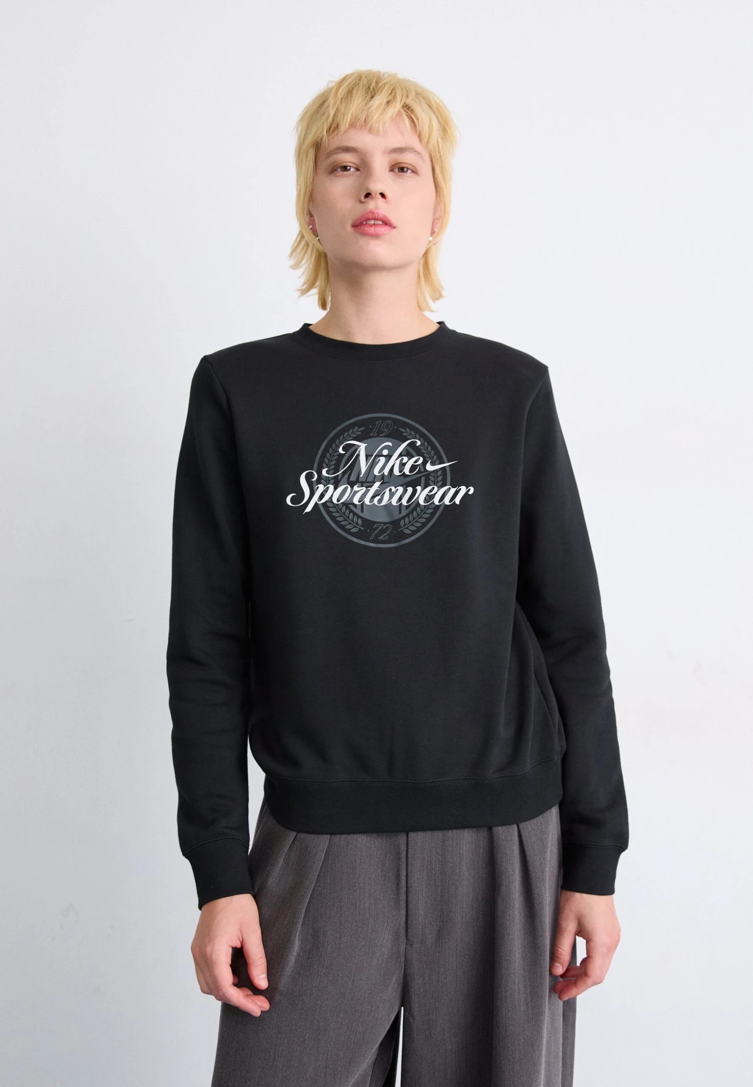 Nike Sportswear CLUB CREW - Sweatshirt - Black/photon Dust 1 Nike Sportswear CLUB CREW - Sweatshirt - Black/photon Dust