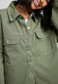 NA-KD OVERSIZED MIT DETAILLIERTER TASCHE - Hemdbluse - Green -Friboo Verkauf Geschaft f83814d4d67b49a9a53288a10fbf661c